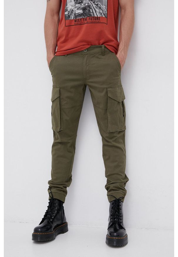 Only & Sons Spodnie męskie kolor zielony w fasonie cargo. Okazja: na co dzień. Kolor: zielony. Materiał: tkanina, bawełna. Wzór: gładki. Styl: casual