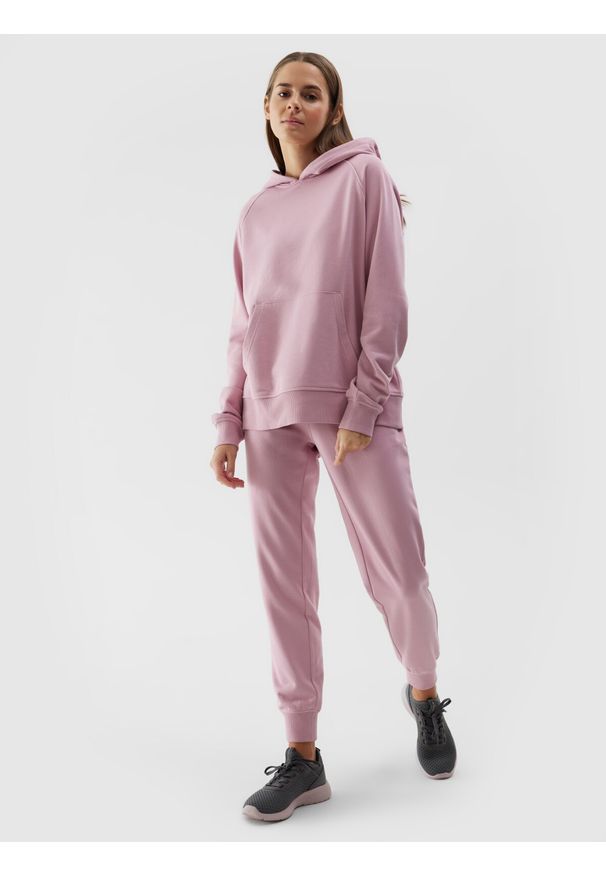 4f - 4F Spodnie dresowe joggery damskie - różowe L. Kolor: różowy. Materiał: dresówka. Wzór: ze splotem, gładki