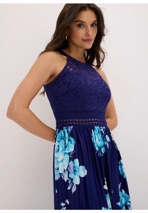 bonprix - Długa sukienka w kwiaty z koronką. Kolor: niebieski. Materiał: jersey, koronka. Wzór: aplikacja, nadruk, koronka, kwiaty. Sezon: lato. Długość: maxi