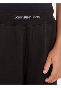Calvin Klein Jeans Spodnie dresowe Intrasia Logo IB0IB02081 Czarny Regular Fit. Kolor: czarny. Materiał: bawełna #6