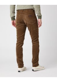 Wrangler - WRANGLER TEXAS SLIM MĘSKIE SPODNIE SZTRUKSOWE TEAK W12SEC455 112141149. Okazja: na randkę, na co dzień. Materiał: sztruks. Styl: casual, elegancki #4
