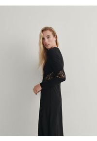 Reserved - Sukienka z ozdobną aplikacją - czarny. Kolor: czarny. Materiał: tkanina. Wzór: aplikacja #1