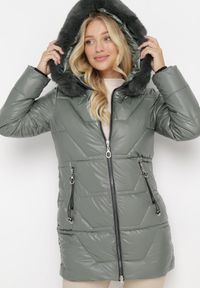 Born2be - Ciemnozielona Pikowana Kurtka z Kapturem i Futerkiem Sahria. Okazja: na co dzień. Typ kołnierza: kaptur. Kolor: zielony. Materiał: futro. Sezon: zima. Styl: klasyczny, casual, elegancki #4