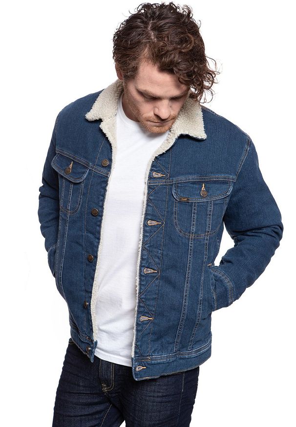 Lee - KURTKA JEANSOWA LEE SHERPA JACKET DARK SIDNEY L87ASGQK. Kolor: niebieski. Materiał: jeans. Wzór: nadruk, jednolity, kolorowy. Sezon: zima. Styl: klasyczny, vintage, sportowy, elegancki