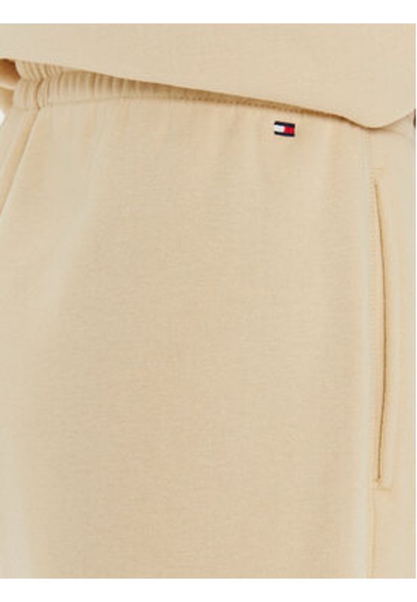 TOMMY HILFIGER - Tommy Hilfiger Spodnie dresowe Varsity WW0WW42884 Beżowy Regular Fit. Kolor: beżowy. Materiał: bawełna