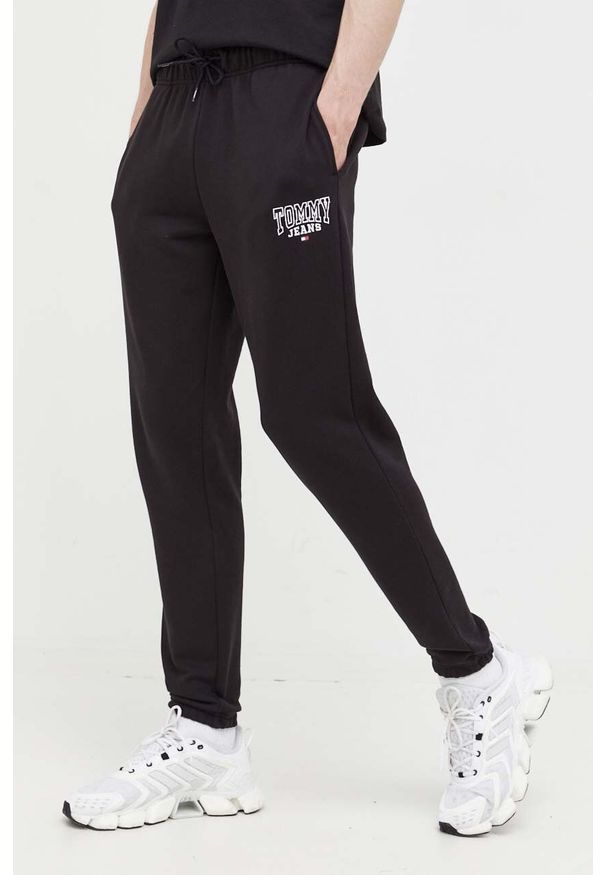 Tommy Jeans spodnie bawełniane kolor czarny gładkie. Kolor: czarny. Materiał: bawełna. Wzór: gładki