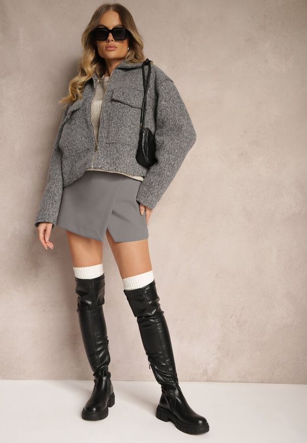 Renee - Szara Krótka Kurtka o Pudełkowym Kroju z Kołnierzykiem i Kieszeniami Nelilia. Okazja: na co dzień. Kolor: szary. Materiał: jeans. Długość: krótkie. Styl: sportowy, casual, elegancki