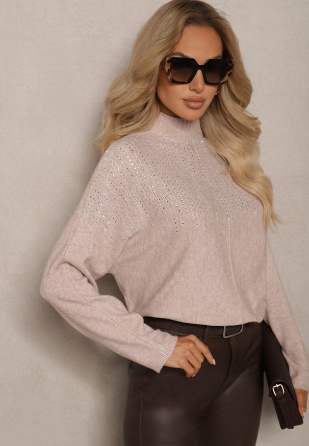 Renee - Ciemnobeżowy Golf o Kroju Oversize z Eleganckim Cyrkoniowym Zdobieniem przy Dekolcie Melirra. Typ kołnierza: golf. Kolor: beżowy. Wzór: aplikacja. Sezon: zima. Styl: elegancki
