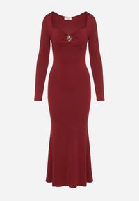 Born2be - Bordowa Koktajlowa Sukienka z Wiskozą Ozdobiona Metalową Klamrą Refira. Okazja: na co dzień. Kolor: czerwony. Materiał: wiskoza. Wzór: aplikacja. Typ sukienki: proste. Styl: wizytowy #6