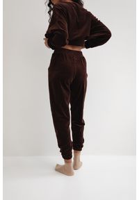 Marsala - Spodnie typu jogger wykonane z weluru w kolorze HOT CHOCOLATE - DISPLAY VELVET-L. Stan: podwyższony. Kolor: brązowy. Materiał: welur. Styl: elegancki, klasyczny