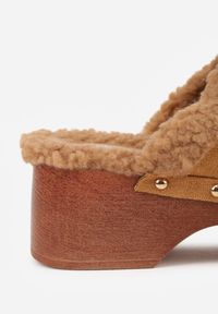 Born2be - Brązowe Klapki Typu Mule na Grubej Podeszwie z Barankiem i Ćwiekami Cretinea. Okazja: na co dzień. Kolor: brązowy. Materiał: jeans. Wzór: aplikacja. Sezon: jesień. Styl: casual, elegancki #7