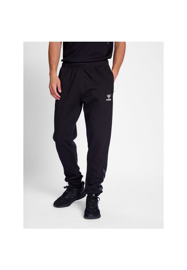 Spodnie do biegania Hummel Travel. Kolor: czarny. Wzór: nadruk. Sport: bieganie, piłka nożna