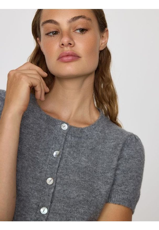 Reserved - Kardigan z krótkim rękawem - szary. Kolor: szary. Materiał: dzianina, wełna. Długość rękawa: krótki rękaw. Długość: krótkie