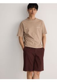 Reserved - Gładkie szorty chino - ciemnobrązowy. Kolor: brązowy. Materiał: bawełna. Wzór: gładki