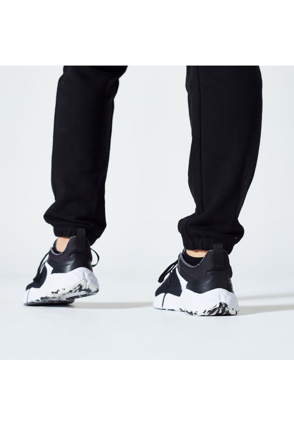 NYAMBA - Spodnie dresowe damskie Domyos Gym & Pilates 500 Slim. Stan: podwyższony. Kolor: czarny. Materiał: poliester, materiał, elastan, bawełna. Wzór: ze splotem. Sport: joga i pilates