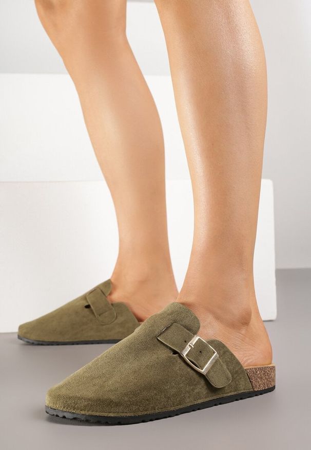 Renee - Zielone Klapki Chodaki Ozdobione Paskami z Klamrami Silamia. Okazja: na co dzień. Kolor: zielony. Materiał: jeans. Wzór: aplikacja. Styl: casual