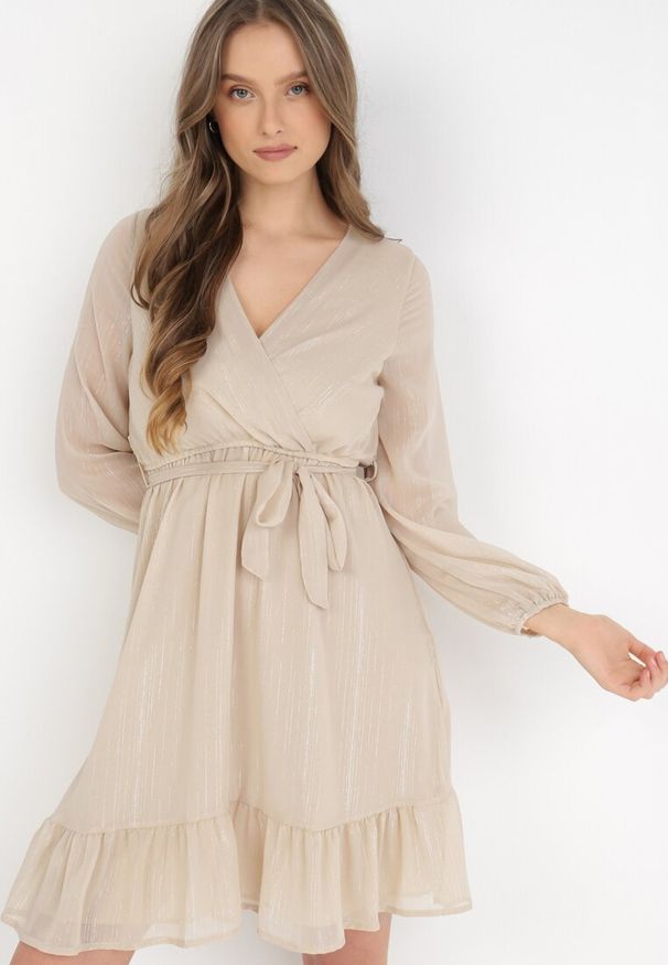 Born2be - Beżowa Sukienka Pronestra. Kolor: beżowy. Materiał: tkanina, materiał. Wzór: gładki. Typ sukienki: kopertowe. Styl: elegancki. Długość: mini