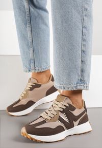 Born2be - Brązowe Sneakersy na Płaskiej Podeszwie z Geometryczną Wstawką Helidi. Nosek buta: okrągły. Zapięcie: sznurówki. Kolor: brązowy. Wzór: geometria. Obcas: na płaskiej podeszwie. Wysokość obcasa: niski #5