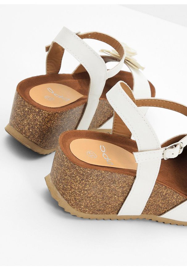 bonprix - Sandały na koturnie. Zapięcie: pasek. Kolor: biały. Wzór: kwiaty. Sezon: lato. Obcas: na koturnie