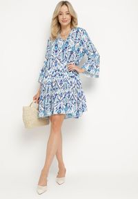 Born2be - Niebieska Rozkloszowana Sukienka z Wiskozą w Ornamentalny Wzór Ravapia. Okazja: na spacer, na co dzień. Typ kołnierza: dekolt w kształcie V. Kolor: niebieski. Materiał: wiskoza. Sezon: lato. Styl: casual #5