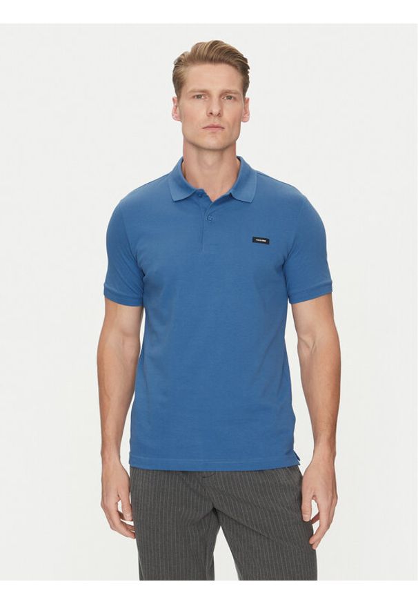 Calvin Klein Polo K10K111196 Niebieski Slim Fit. Typ kołnierza: polo. Kolor: niebieski. Materiał: bawełna