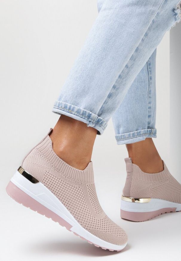 Born2be - Różowe Sneakersy Pyrhis. Zapięcie: bez zapięcia. Kolor: różowy. Materiał: materiał. Szerokość cholewki: normalna. Wzór: aplikacja. Obcas: na koturnie