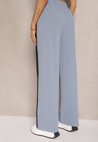 Renee - Niebieskie Szerokie Spodnie Dresowe High Waist Zdobione Lampasami Sopaline. Okazja: na spacer. Stan: podwyższony. Kolor: niebieski. Materiał: dresówka. Wzór: aplikacja. Styl: sportowy, elegancki #5