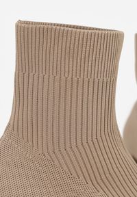 Renee - Ciemnobeżowe Botki za Kostkę z Elastycznego Materiału na Geometrycznym Słupku Aidara. Okazja: na co dzień. Kolor: beżowy. Szerokość cholewki: normalna. Wzór: geometria. Wysokość cholewki: za kostkę. Materiał: materiał. Sezon: jesień, wiosna. Obcas: na słupku. Styl: casual, elegancki. Wysokość obcasa: średni #9