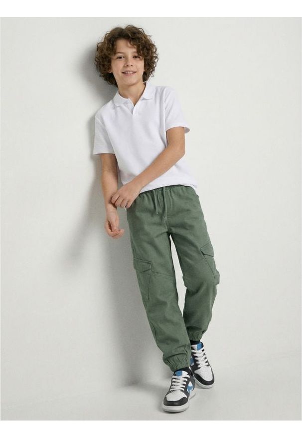 Sinsay - Jeansy jogger - zielony. Kolor: zielony