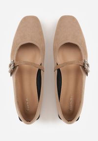 Born2be - Ciemnobeżowe Balerinki z Imitacji Zamszu z Paskiem z Biżuteryjną Klamerką Elintora. Okazja: do pracy, na co dzień, na spotkanie biznesowe. Zapięcie: pasek. Kolor: beżowy. Materiał: zamsz. Styl: elegancki, biznesowy, klasyczny, casual #9