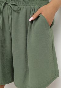 Born2be - Zielone Szorty z Wysokim Stanem i Gumką w Pasie Mevaraia. Stan: podwyższony. Kolekcja: plus size. Kolor: zielony. Sezon: lato. Styl: klasyczny, elegancki #3