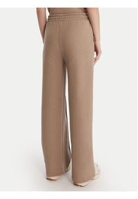 Guess Spodnie dresowe V6RB17 K9V31 Beżowy Regular Fit. Kolor: beżowy. Materiał: bawełna #5