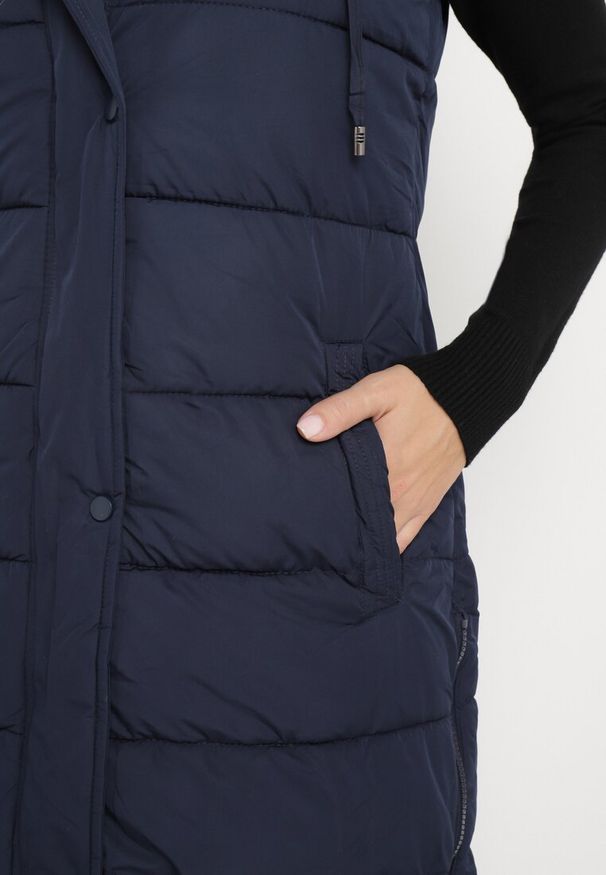 Born2be - Granatowa Długa Kamizelka Bezrękawnik z Klasycznym Pikowaniem i Kapturem Shin. Typ kołnierza: golf. Kolor: niebieski. Materiał: dzianina, jeans. Długość rękawa: bez rękawów. Długość: długie. Styl: klasyczny