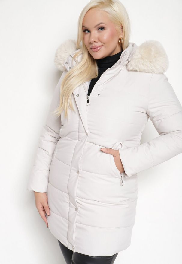 Born2be - Biała Pikowana Kurtka Zimowa o Prostym Kroju z Kapturem z Futrem Zinnielle. Okazja: na spacer, na co dzień. Typ kołnierza: kaptur. Kolekcja: plus size. Kolor: biały. Materiał: futro. Wzór: aplikacja. Sezon: zima. Styl: elegancki, casual