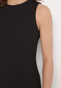 Born2be - Czarna Ołówkowa Sukienka Bez Rękawów z Wiskozą Nelazira. Okazja: na co dzień. Kolor: czarny. Materiał: wiskoza. Długość rękawa: bez rękawów. Typ sukienki: ołówkowe. Styl: klasyczny, casual, elegancki #2