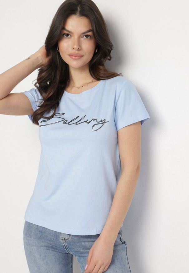 Born2be - Jasnoniebieski Bawełniany T-shirt z Ozdobnym Napisem Virretis. Okazja: na co dzień. Kolor: niebieski. Materiał: bawełna. Wzór: napisy. Styl: klasyczny, casual