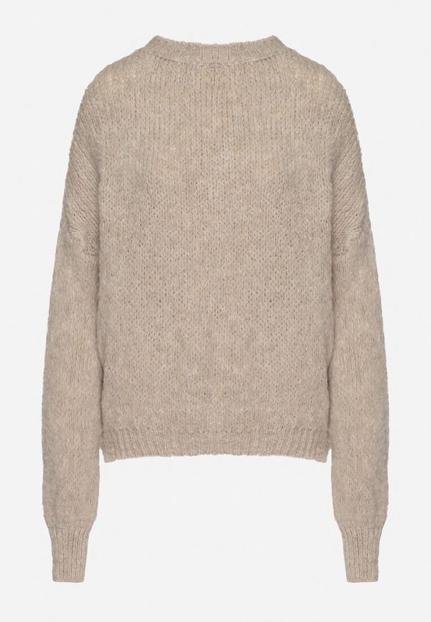 Born2be - Beżowy Sweter o Klasycznym Prostym Kroju z Domieszką Wełny i Wiskozy Sezisya. Okazja: na co dzień. Kolor: beżowy. Materiał: wełna, wiskoza. Długość rękawa: długi rękaw. Długość: długie. Wzór: aplikacja. Sezon: zima, jesień. Styl: klasyczny