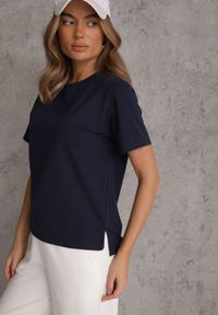 Renee - Granatowy Bawełniany T-shirt Ozdobiony po Bokach Rozcięciami Brinelle. Kolor: niebieski. Materiał: bawełna. Wzór: aplikacja. Sezon: lato. Styl: elegancki, sportowy #7