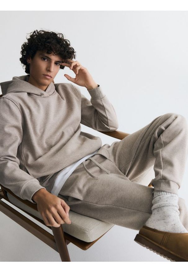 Reserved - Bluza regular z kapturem - beżowy. Kolor: beżowy. Materiał: bawełna, dzianina