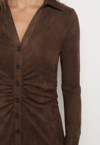 Born2be - Brązowa Koszulowa Sukienka z Imitacji Zamszu z Marszczeniem w Talii Eselea. Okazja: na co dzień. Typ kołnierza: dekolt w serek, kołnierzyk klasyczny. Kolor: brązowy. Materiał: zamsz. Typ sukienki: koszulowe. Styl: klasyczny, casual, elegancki #4