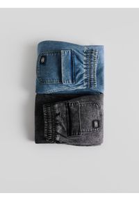 Reserved - Jeansy jogger z kieszeniami - niebieski. Kolor: niebieski
