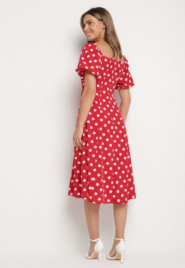 Born2be - Czerwona Rozkloszowana Sukienka Vices w Grochy z Dekoltem Typu Hiszpanka Zimina. Okazja: na co dzień. Typ kołnierza: dekolt hiszpanka. Kolor: czerwony. Materiał: skóra, materiał. Wzór: grochy. Typ sukienki: proste. Styl: casual, klasyczny