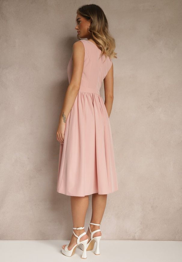 Renee - Różowa Basicowa Sukienka Vices o Rozkloszowanym Kroju Tolaneia. Okazja: na imprezę, na co dzień. Kolor: różowy. Styl: casual, klasyczny