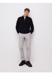 Reserved - Gładkie spodnie chino slim - szary. Kolor: szary. Materiał: tkanina, bawełna. Wzór: gładki