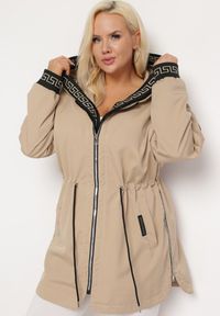 Born2be - Ciemnobeżowa Kurtka o Fasonie Parki z Metalicznym Wzorem na Kapturze i Rękawach Anelvi. Typ kołnierza: kaptur. Kolekcja: plus size. Kolor: beżowy. Styl: klasyczny #1