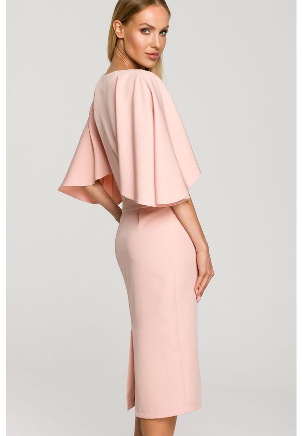 Sukienki.shop - Sukienka elegancka ołówkowa z szerokimi rękawami pudrowa z pelerynką. Okazja: na ślub cywilny, na komunię, na wesele. Typ sukienki: ołówkowe. Styl: elegancki