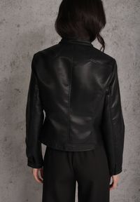 Renee - Czarna Taliowana Kurtka Ramoneska Y2K ze Stójką Fezilae. Okazja: na co dzień. Typ kołnierza: kołnierzyk stójkowy. Kolor: czarny. Materiał: poliester, skóra. Sezon: lato. Styl: casual, elegancki #5