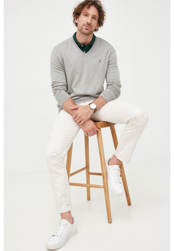 Polo Ralph Lauren sweter bawełniany męski kolor szary lekki. Okazja: na co dzień. Typ kołnierza: polo. Kolor: szary. Materiał: bawełna. Długość rękawa: długi rękaw. Długość: długie. Styl: casual