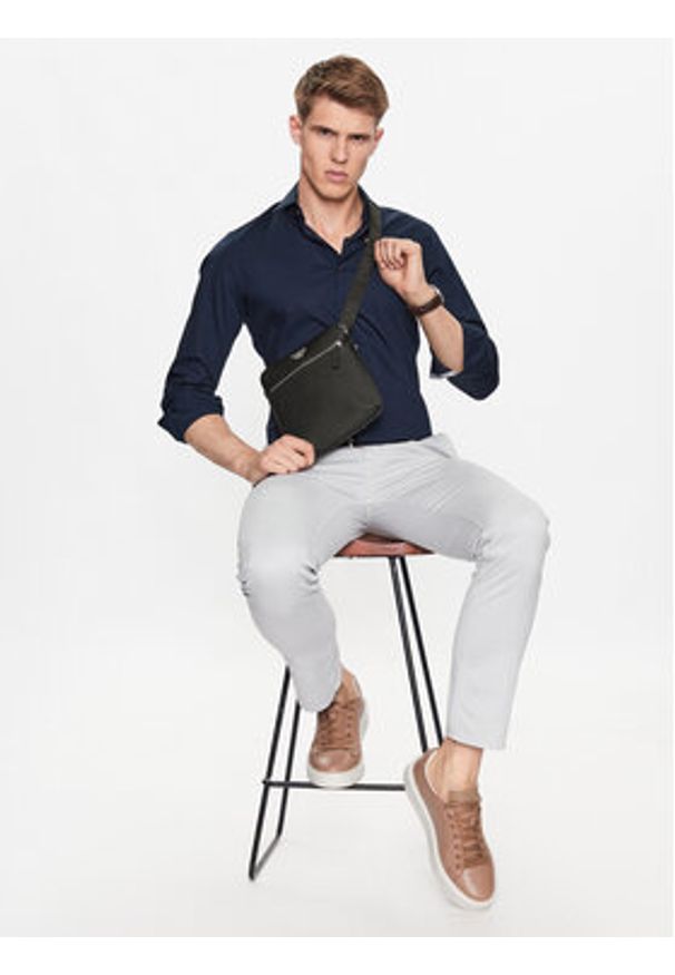 Emporio Armani Saszetka Y4M185 Y138E 81072 Czarny. Kolor: czarny. Materiał: skóra