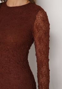 Born2be - Brązowa Dopasowana Sukienka Koronkowa z Długim Rękawem Zenika. Kolor: brązowy. Materiał: koronka. Długość rękawa: długi rękaw. Wzór: koronka. Sezon: wiosna, zima, jesień. Styl: elegancki #4